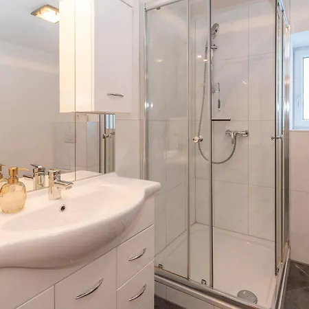 Gaestehaus Sahin 3 By Alpenfeder Bartholomäberg